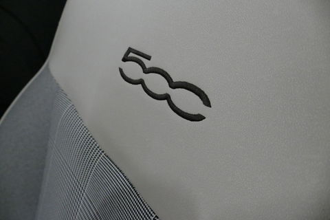 Fiat 500 0.9 TwinAir Turbo Lounge / Orig. Nederlands/ 2e eigenaar / Panoramadak / Climatronic / Parkeersensoren achter / 15'' LMV / Mistlampen / Chroom pakket / Radio / Elektr. bedienbare ramen / Leder stuurwiel