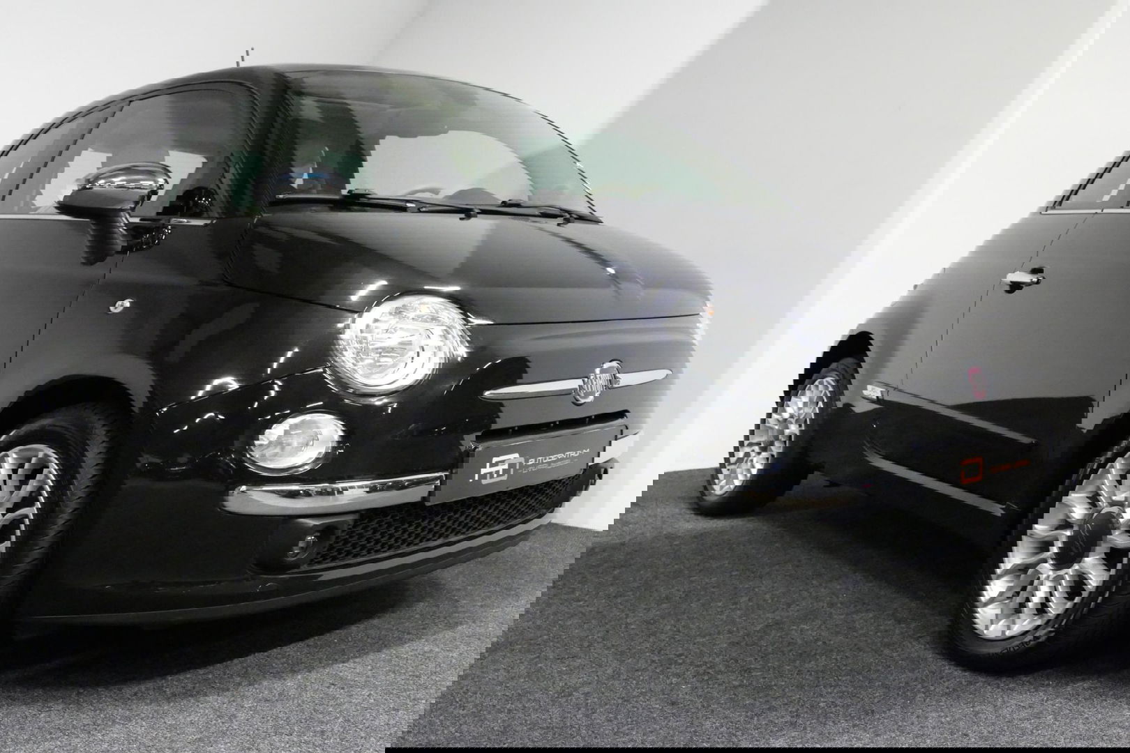 Fiat 500 0.9 TwinAir Turbo Lounge / Orig. Nederlands/ 2e eigenaar / Panoramadak / Climatronic / Parkeersensoren achter / 15'' LMV / Mistlampen / Chroom pakket / Radio / Elektr. bedienbare ramen / Leder stuurwiel