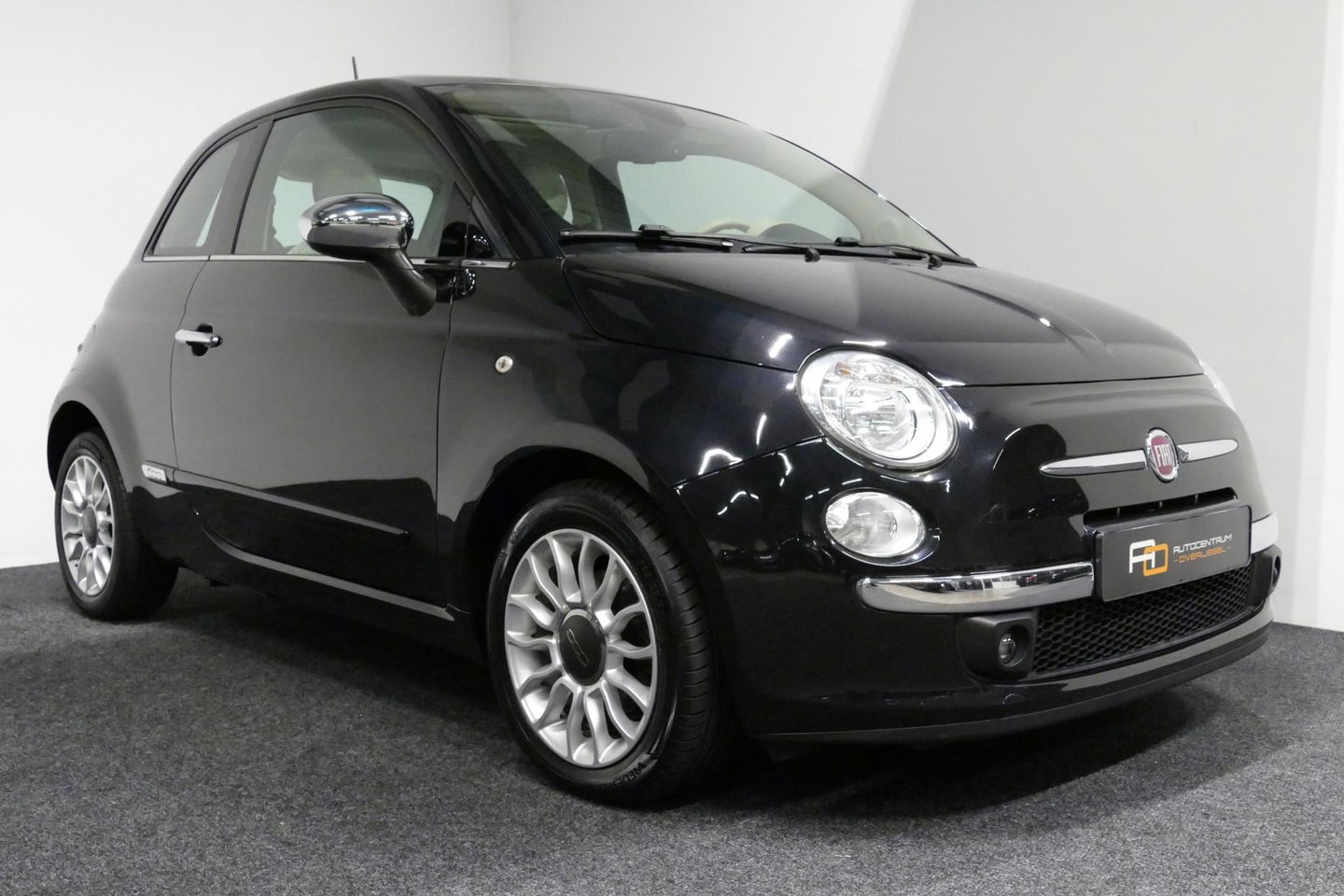 Fiat 500 0.9 TwinAir Turbo Lounge / Orig. Nederlands/ 2e eigenaar / Panoramadak / Climatronic / Parkeersensoren achter / 15'' LMV / Mistlampen / Chroom pakket / Radio / Elektr. bedienbare ramen / Leder stuurwiel