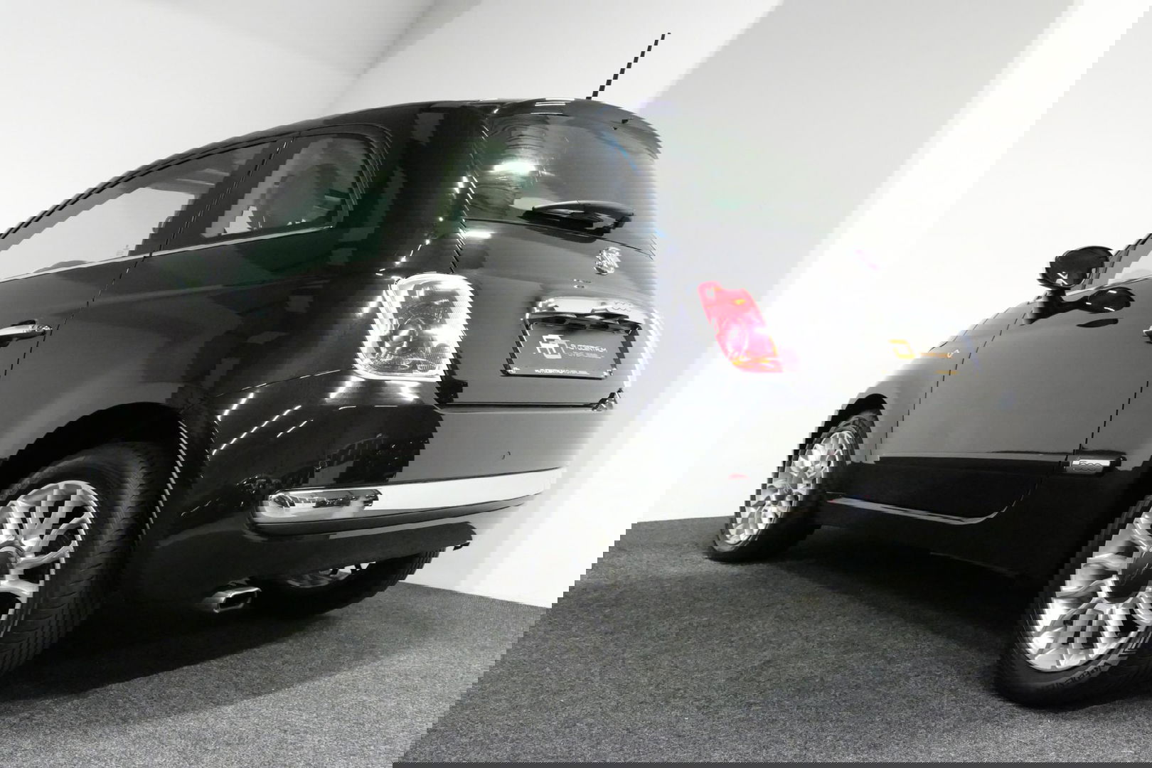 Fiat 500 0.9 TwinAir Turbo Lounge / Orig. Nederlands/ 2e eigenaar / Panoramadak / Climatronic / Parkeersensoren achter / 15'' LMV / Mistlampen / Chroom pakket / Radio / Elektr. bedienbare ramen / Leder stuurwiel