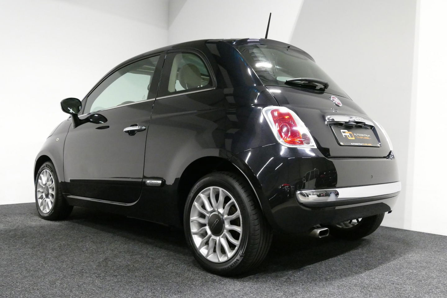 Fiat 500 0.9 TwinAir Turbo Lounge / Orig. Nederlands/ 2e eigenaar / Panoramadak / Climatronic / Parkeersensoren achter / 15'' LMV / Mistlampen / Chroom pakket / Radio / Elektr. bedienbare ramen / Leder stuurwiel