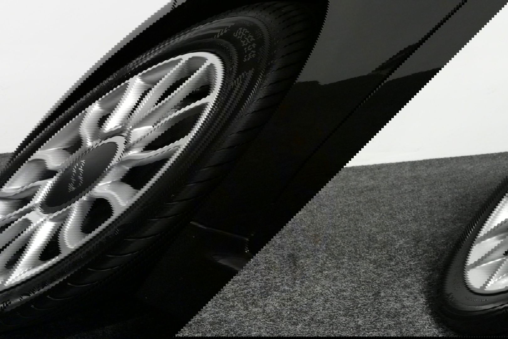 Fiat 500 0.9 TwinAir Turbo Lounge / Orig. Nederlands/ 2e eigenaar / Panoramadak / Climatronic / Parkeersensoren achter / 15'' LMV / Mistlampen / Chroom pakket / Radio / Elektr. bedienbare ramen / Leder stuurwiel