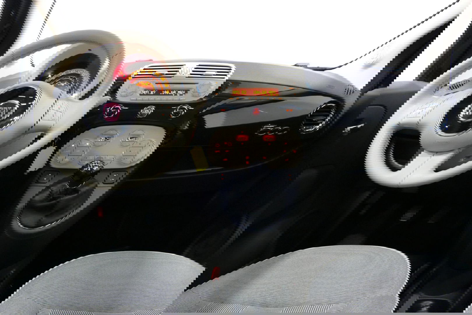 Fiat 500 0.9 TwinAir Turbo Lounge / Orig. Nederlands/ 2e eigenaar / Panoramadak / Climatronic / Parkeersensoren achter / 15'' LMV / Mistlampen / Chroom pakket / Radio / Elektr. bedienbare ramen / Leder stuurwiel