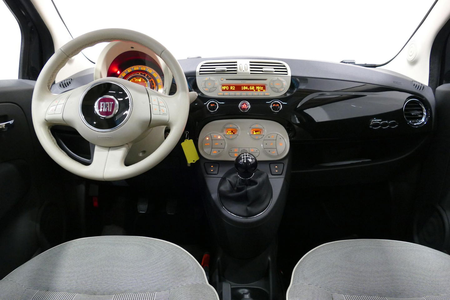 Fiat 500 0.9 TwinAir Turbo Lounge / Orig. Nederlands/ 2e eigenaar / Panoramadak / Climatronic / Parkeersensoren achter / 15'' LMV / Mistlampen / Chroom pakket / Radio / Elektr. bedienbare ramen / Leder stuurwiel