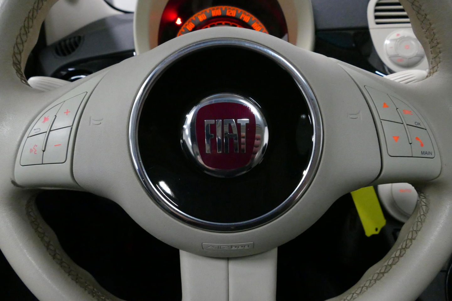 Fiat 500 0.9 TwinAir Turbo Lounge / Orig. Nederlands/ 2e eigenaar / Panoramadak / Climatronic / Parkeersensoren achter / 15'' LMV / Mistlampen / Chroom pakket / Radio / Elektr. bedienbare ramen / Leder stuurwiel