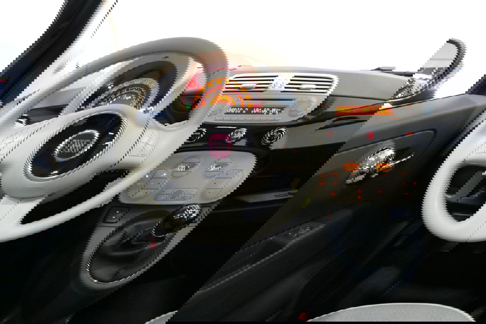 Fiat 500 0.9 TwinAir Turbo Lounge / Orig. Nederlands/ 2e eigenaar / Panoramadak / Climatronic / Parkeersensoren achter / 15'' LMV / Mistlampen / Chroom pakket / Radio / Elektr. bedienbare ramen / Leder stuurwiel