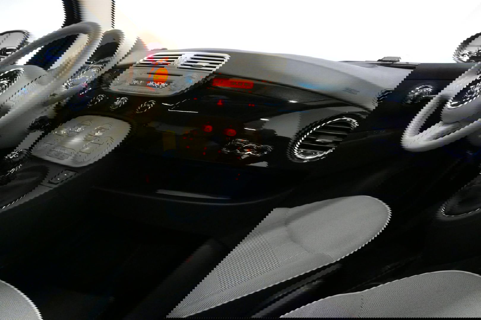 Fiat 500 0.9 TwinAir Turbo Lounge / Orig. Nederlands/ 2e eigenaar / Panoramadak / Climatronic / Parkeersensoren achter / 15'' LMV / Mistlampen / Chroom pakket / Radio / Elektr. bedienbare ramen / Leder stuurwiel