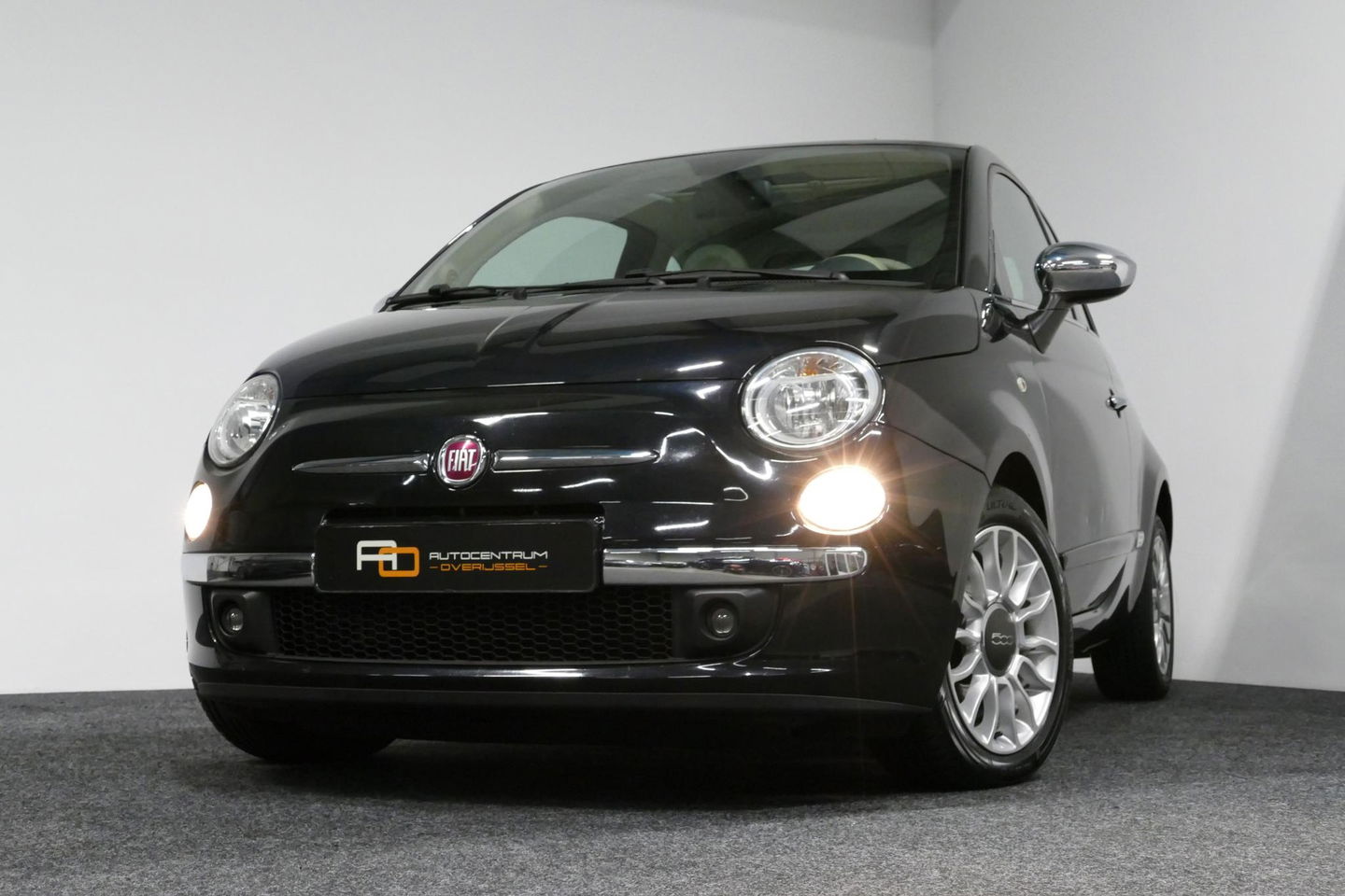 Fiat 500 0.9 TwinAir Turbo Lounge / Orig. Nederlands/ 2e eigenaar / Panoramadak / Climatronic / Parkeersensoren achter / 15'' LMV / Mistlampen / Chroom pakket / Radio / Elektr. bedienbare ramen / Leder stuurwiel