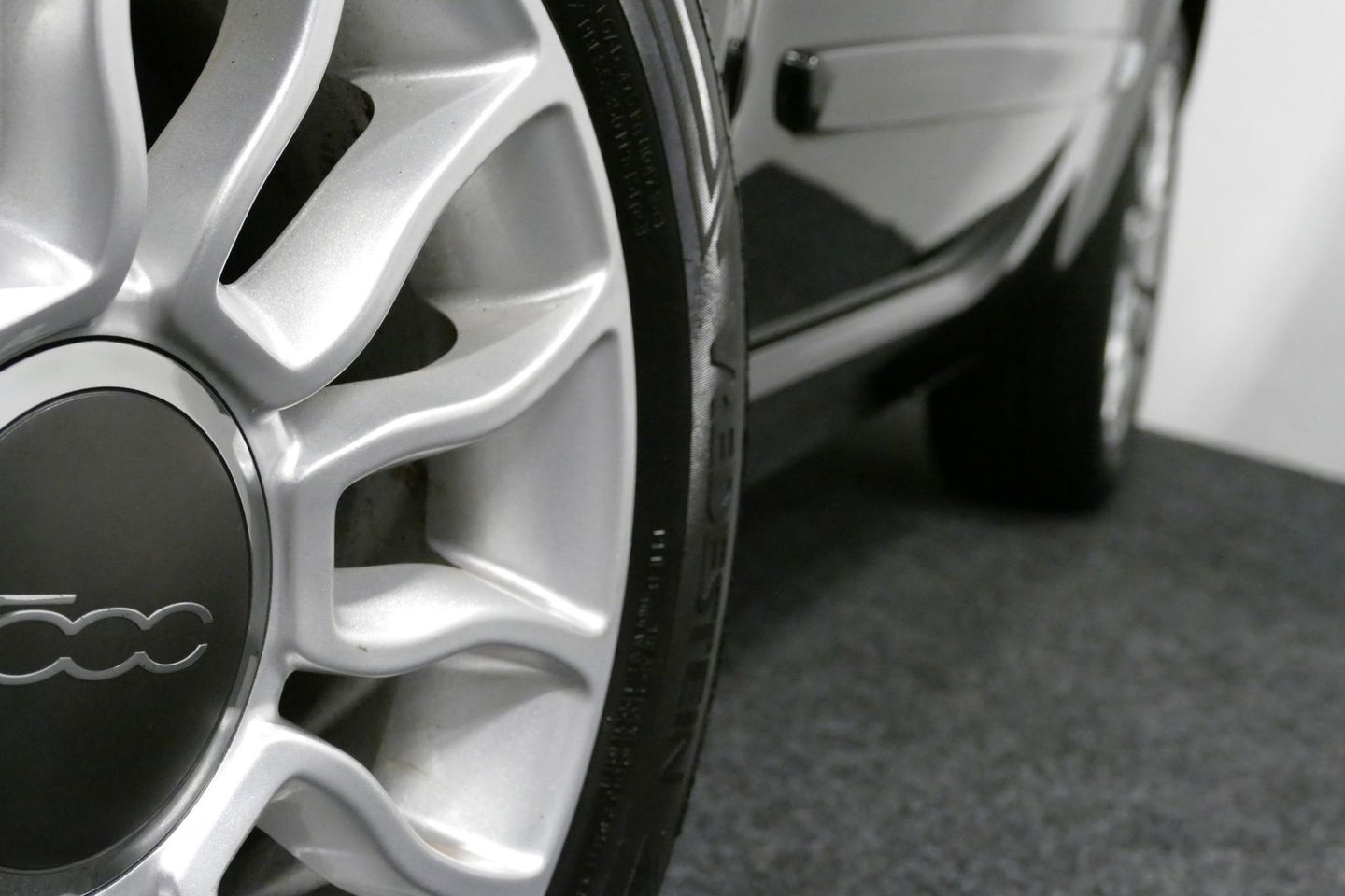 Fiat 500 0.9 TwinAir Turbo Lounge / Orig. Nederlands/ 2e eigenaar / Panoramadak / Climatronic / Parkeersensoren achter / 15'' LMV / Mistlampen / Chroom pakket / Radio / Elektr. bedienbare ramen / Leder stuurwiel