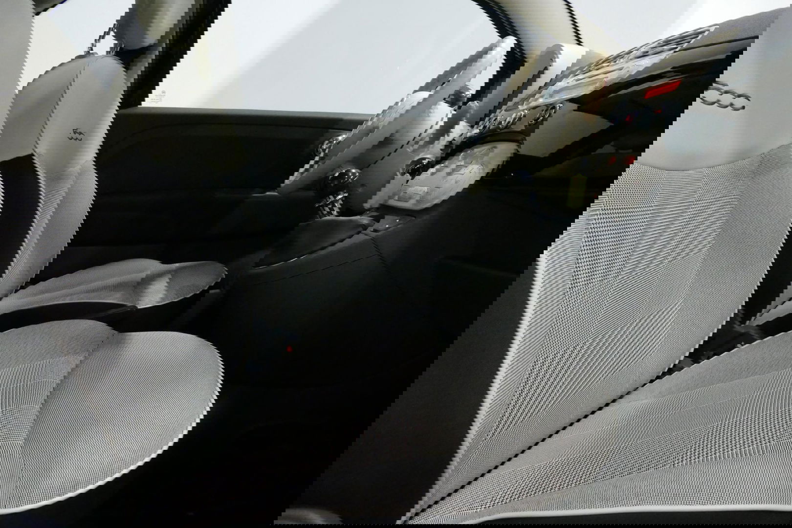 Fiat 500 0.9 TwinAir Turbo Lounge / Orig. Nederlands/ 2e eigenaar / Panoramadak / Climatronic / Parkeersensoren achter / 15'' LMV / Mistlampen / Chroom pakket / Radio / Elektr. bedienbare ramen / Leder stuurwiel