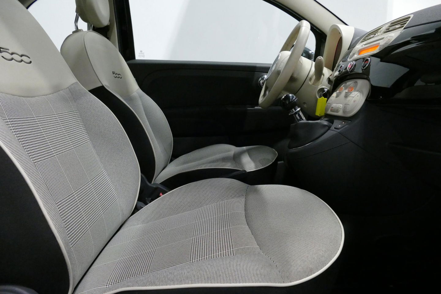 Fiat 500 0.9 TwinAir Turbo Lounge / Orig. Nederlands/ 2e eigenaar / Panoramadak / Climatronic / Parkeersensoren achter / 15'' LMV / Mistlampen / Chroom pakket / Radio / Elektr. bedienbare ramen / Leder stuurwiel