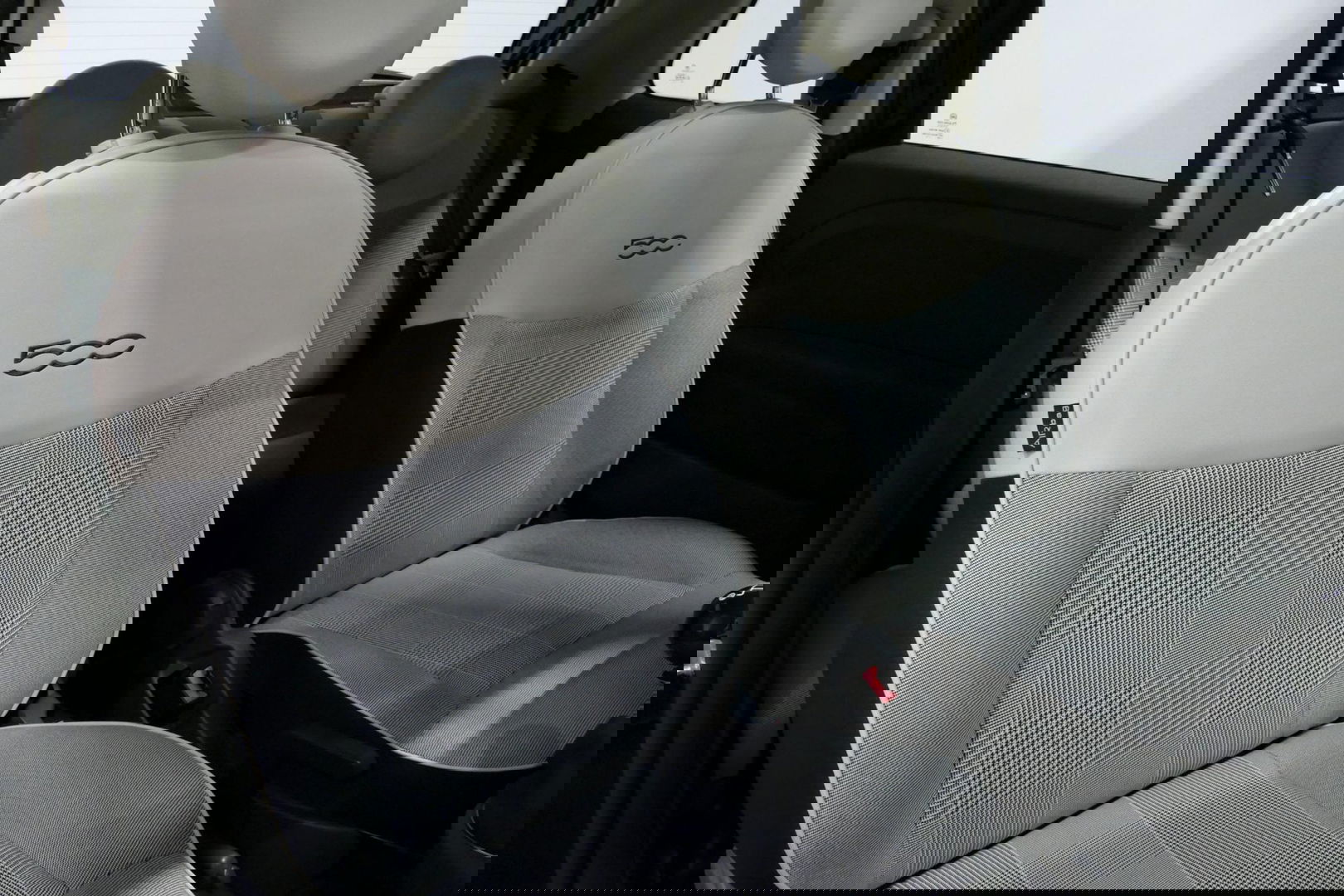 Fiat 500 0.9 TwinAir Turbo Lounge / Orig. Nederlands/ 2e eigenaar / Panoramadak / Climatronic / Parkeersensoren achter / 15'' LMV / Mistlampen / Chroom pakket / Radio / Elektr. bedienbare ramen / Leder stuurwiel