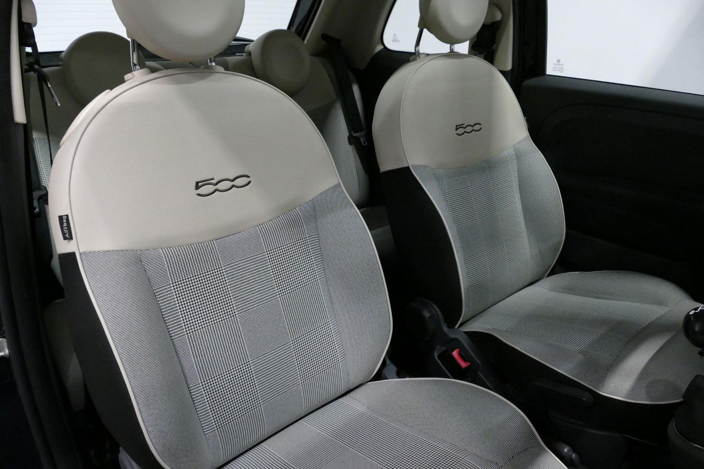 Fiat 500 0.9 TwinAir Turbo Lounge / Orig. Nederlands/ 2e eigenaar / Panoramadak / Climatronic / Parkeersensoren achter / 15'' LMV / Mistlampen / Chroom pakket / Radio / Elektr. bedienbare ramen / Leder stuurwiel