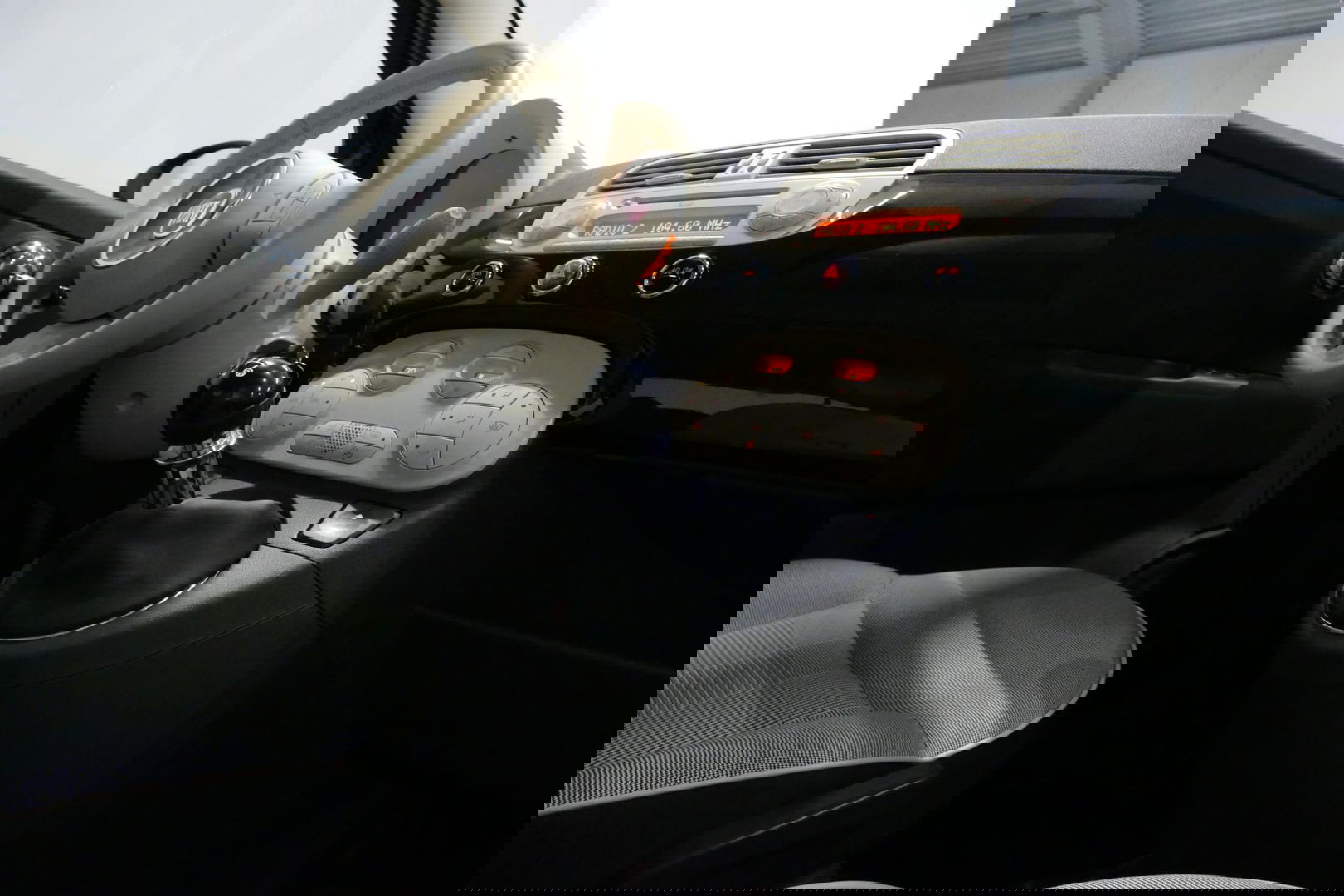 Fiat 500 0.9 TwinAir Turbo Lounge / Orig. Nederlands/ 2e eigenaar / Panoramadak / Climatronic / Parkeersensoren achter / 15'' LMV / Mistlampen / Chroom pakket / Radio / Elektr. bedienbare ramen / Leder stuurwiel