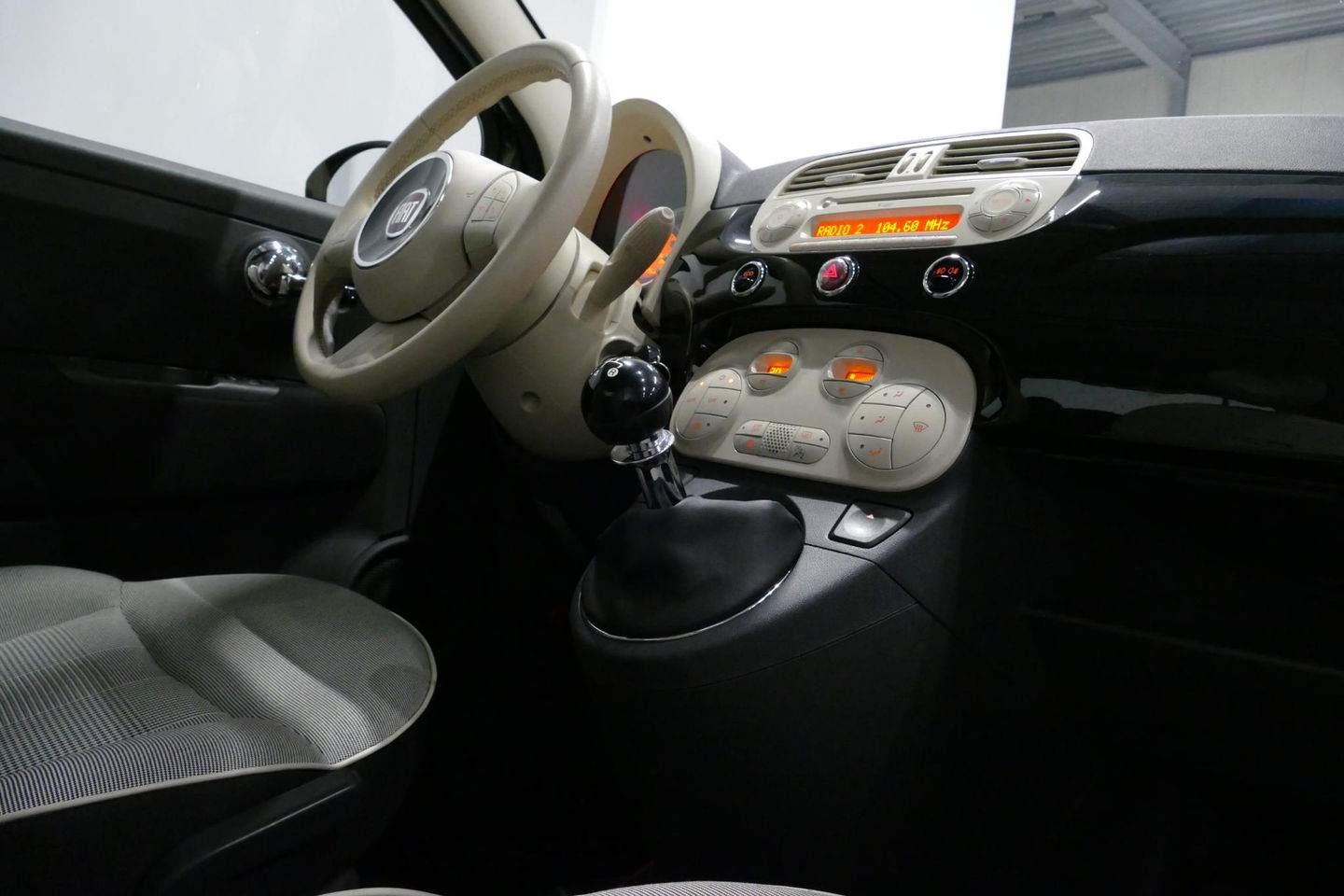 Fiat 500 0.9 TwinAir Turbo Lounge / Orig. Nederlands/ 2e eigenaar / Panoramadak / Climatronic / Parkeersensoren achter / 15'' LMV / Mistlampen / Chroom pakket / Radio / Elektr. bedienbare ramen / Leder stuurwiel