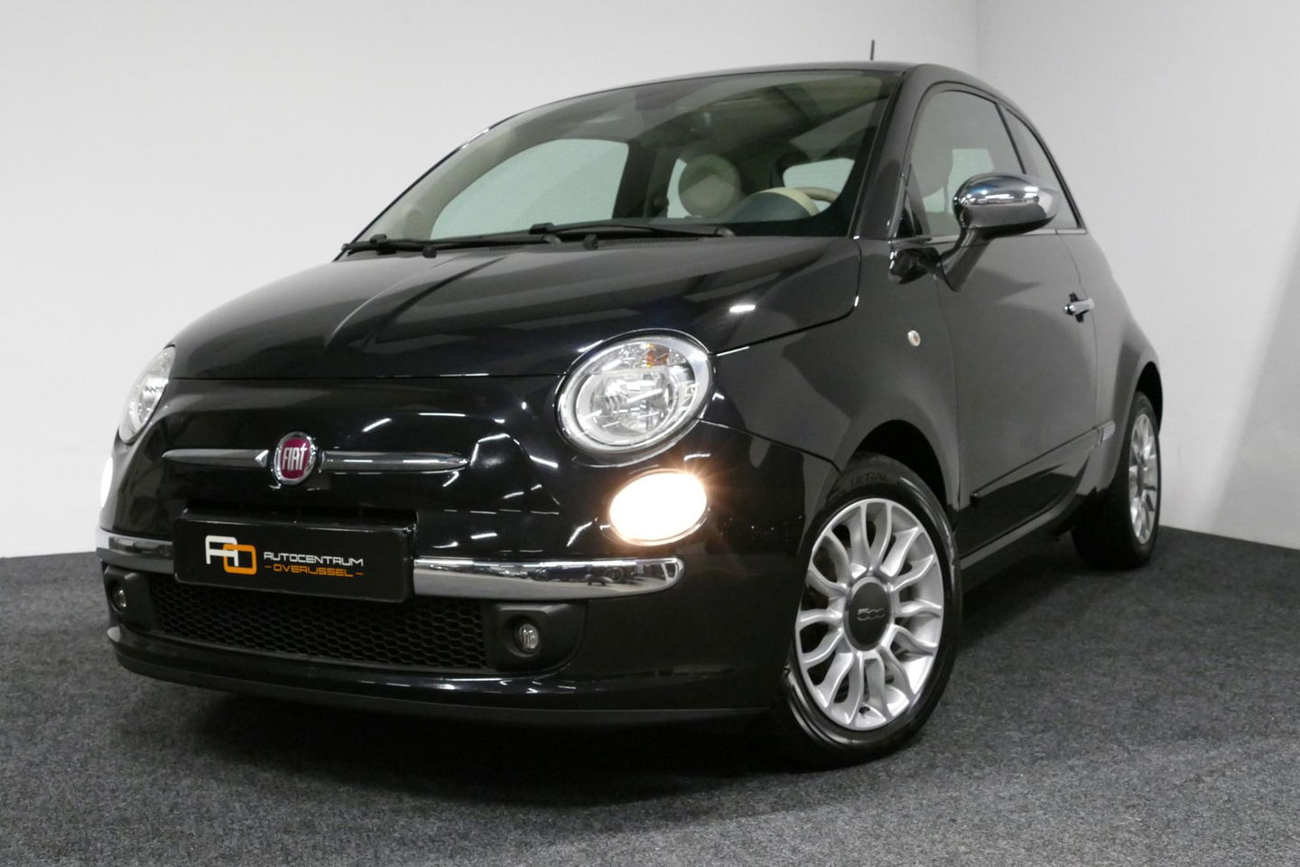 Fiat 500 0.9 TwinAir Turbo Lounge / Orig. Nederlands/ 2e eigenaar / Panoramadak / Climatronic / Parkeersensoren achter / 15'' LMV / Mistlampen / Chroom pakket / Radio / Elektr. bedienbare ramen / Leder stuurwiel