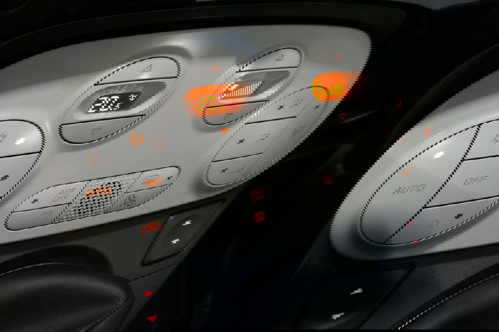 Fiat 500 0.9 TwinAir Turbo Lounge / Orig. Nederlands/ 2e eigenaar / Panoramadak / Climatronic / Parkeersensoren achter / 15'' LMV / Mistlampen / Chroom pakket / Radio / Elektr. bedienbare ramen / Leder stuurwiel