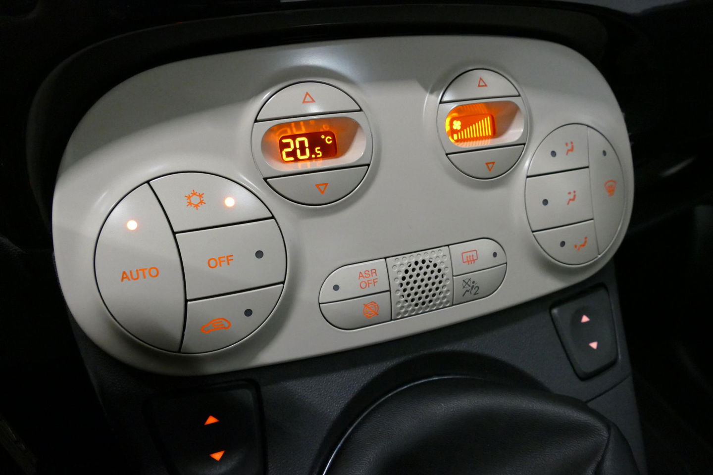 Fiat 500 0.9 TwinAir Turbo Lounge / Orig. Nederlands/ 2e eigenaar / Panoramadak / Climatronic / Parkeersensoren achter / 15'' LMV / Mistlampen / Chroom pakket / Radio / Elektr. bedienbare ramen / Leder stuurwiel