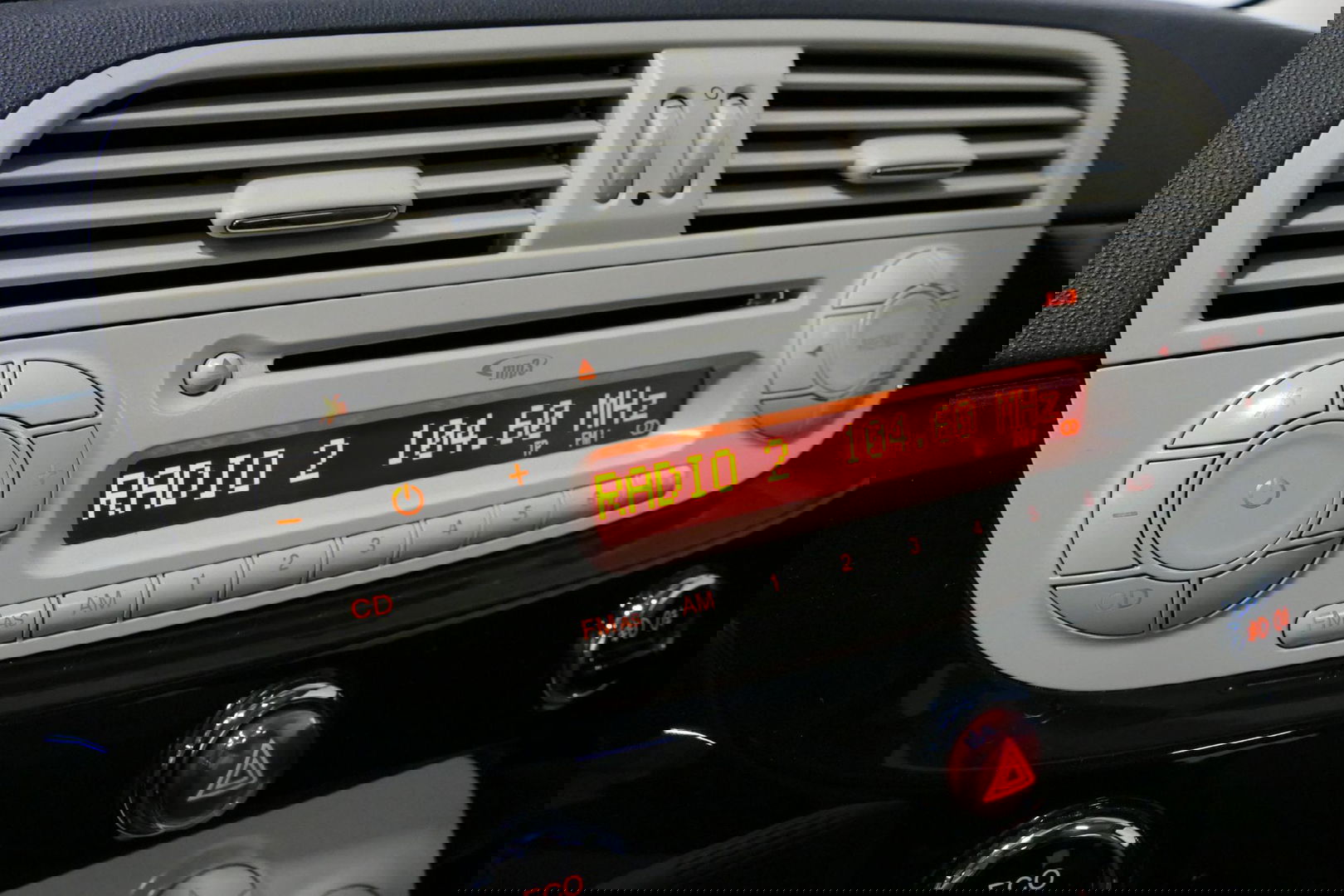 Fiat 500 0.9 TwinAir Turbo Lounge / Orig. Nederlands/ 2e eigenaar / Panoramadak / Climatronic / Parkeersensoren achter / 15'' LMV / Mistlampen / Chroom pakket / Radio / Elektr. bedienbare ramen / Leder stuurwiel