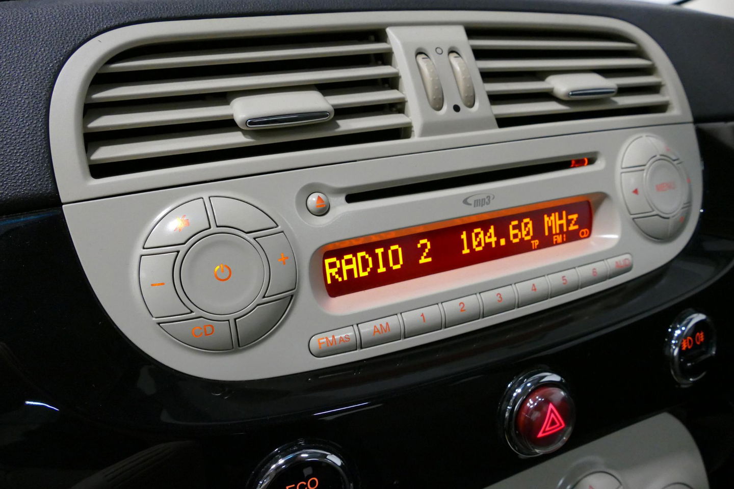 Fiat 500 0.9 TwinAir Turbo Lounge / Orig. Nederlands/ 2e eigenaar / Panoramadak / Climatronic / Parkeersensoren achter / 15'' LMV / Mistlampen / Chroom pakket / Radio / Elektr. bedienbare ramen / Leder stuurwiel