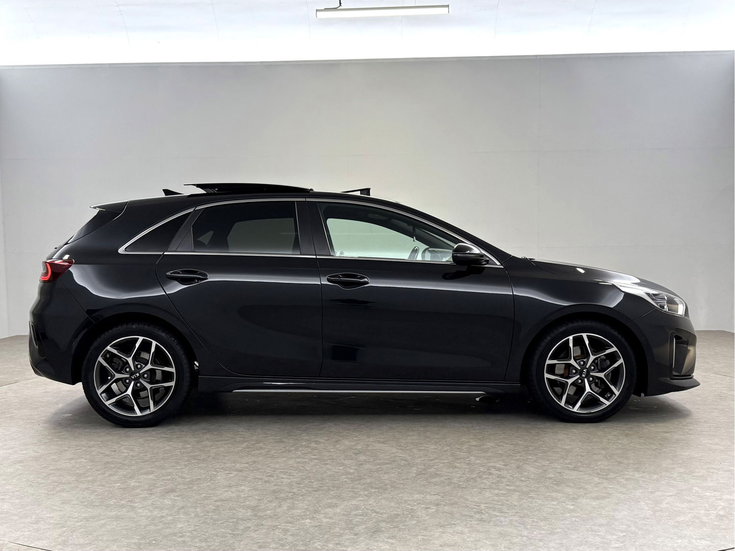 Kia Ceed 1.5 T-GDi MHEV 160PK GT-line | Pano | Camera | Carplay | Virtual | Trekh. | Keyless | Cruise