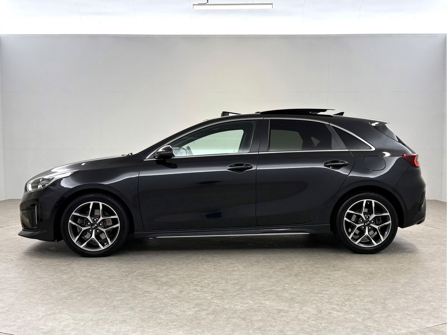 Kia Ceed 1.5 T-GDi MHEV 160PK GT-line | Pano | Camera | Carplay | Virtual | Trekh. | Keyless | Cruise