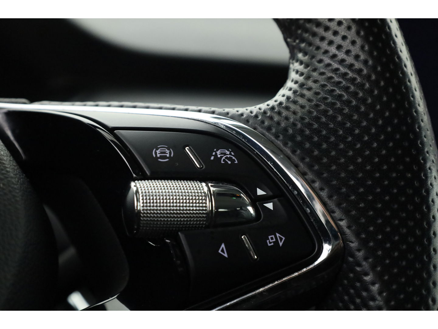 Škoda Enyaq iV 80 First Edition | Leder | Trekhaak | Adapt. Cruise | Camera | Memory seat | Navi | Keyless | CarPlay | Crystal light