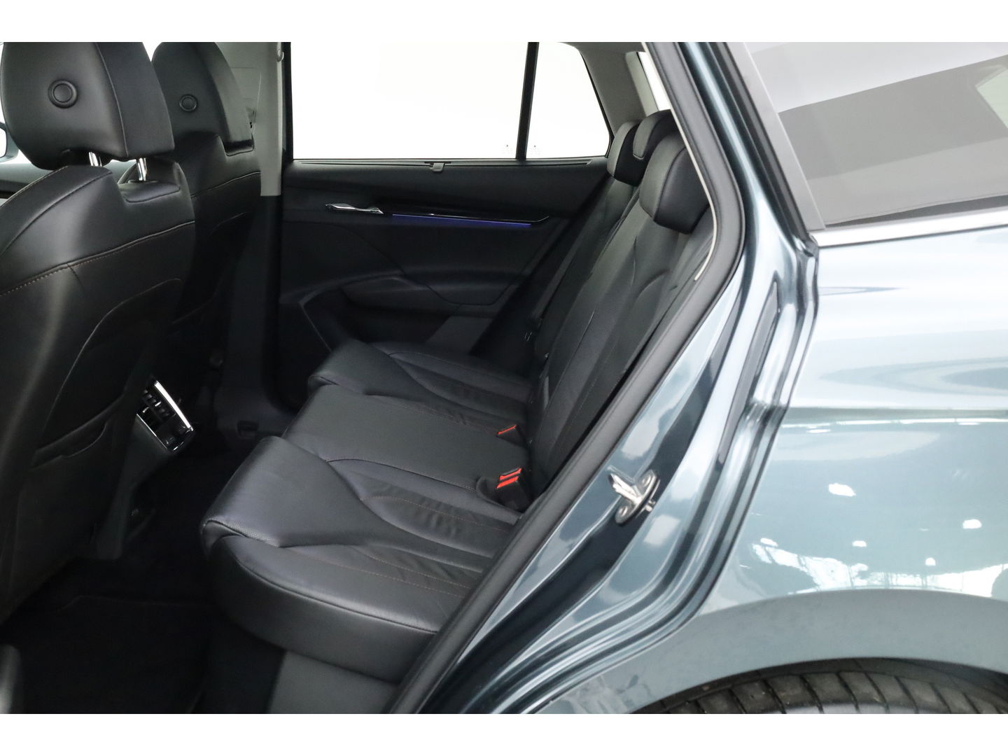 Škoda Enyaq iV 80 First Edition | Leder | Trekhaak | Adapt. Cruise | Camera | Memory seat | Navi | Keyless | CarPlay | Crystal light