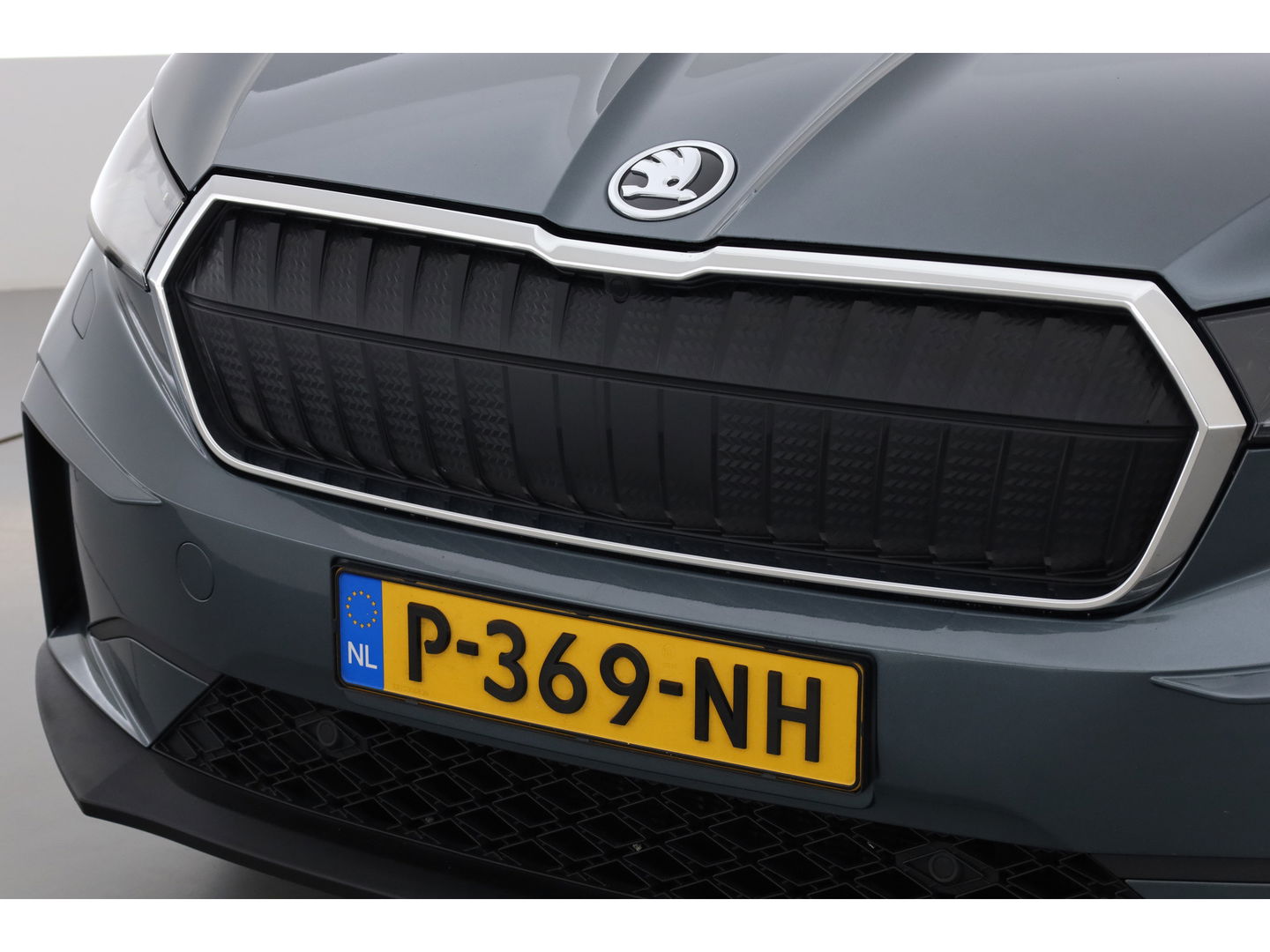 Škoda Enyaq iV 80 First Edition | Leder | Trekhaak | Adapt. Cruise | Camera | Memory seat | Navi | Keyless | CarPlay | Crystal light