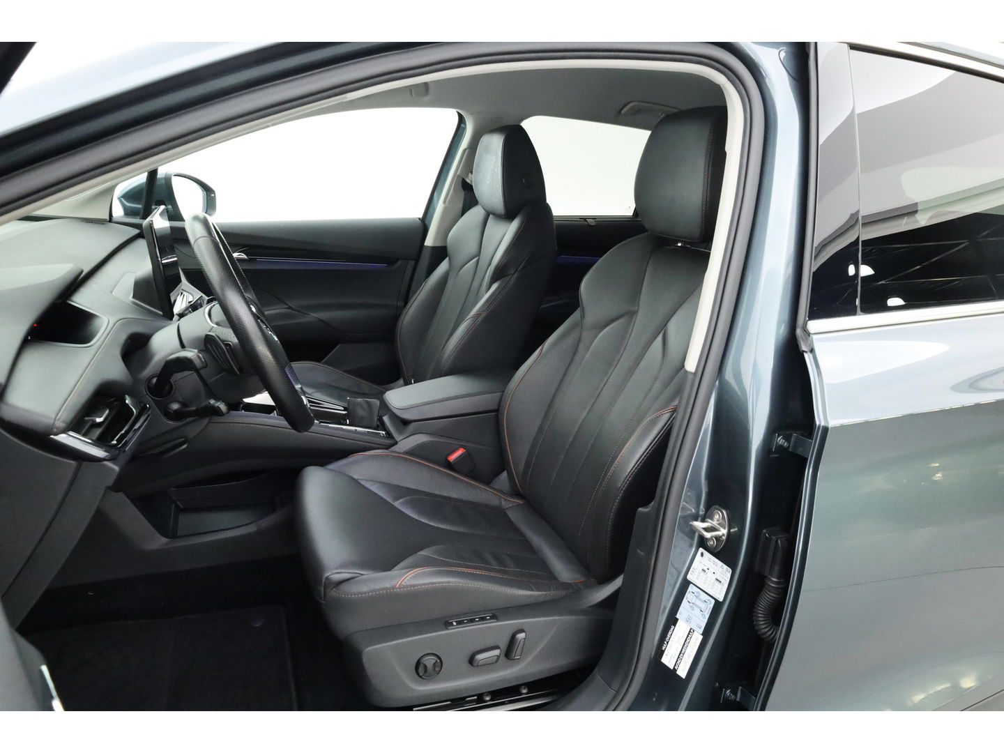 Škoda Enyaq iV 80 First Edition | Leder | Trekhaak | Adapt. Cruise | Camera | Memory seat | Navi | Keyless | CarPlay | Crystal light