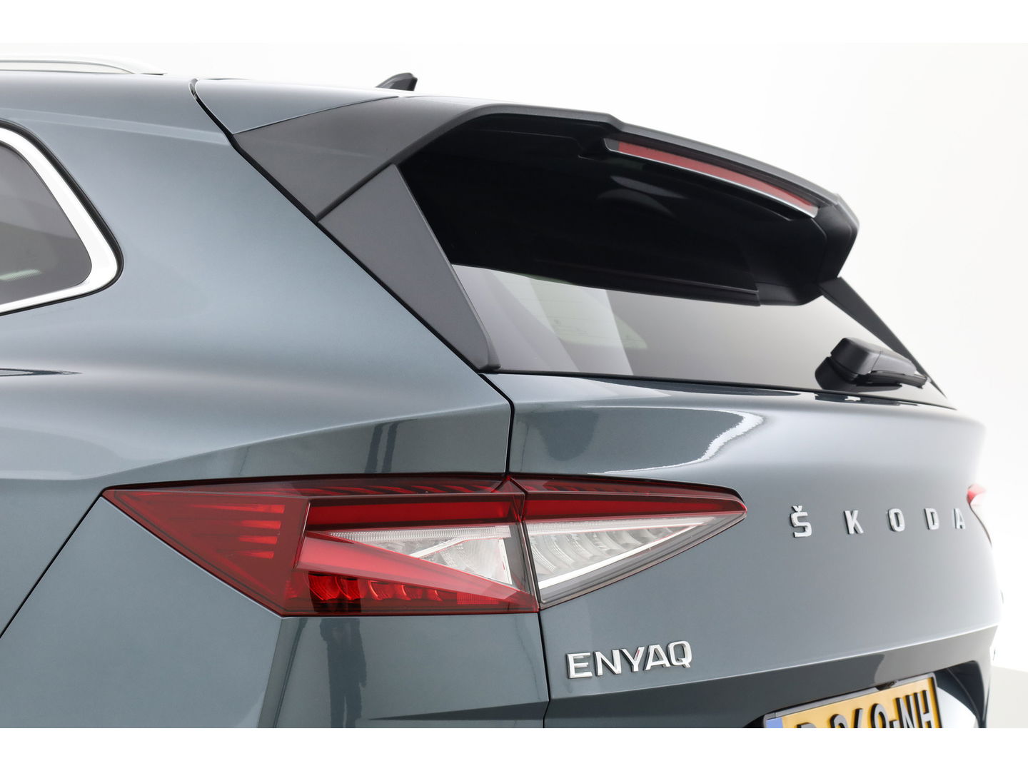 Škoda Enyaq iV 80 First Edition | Leder | Trekhaak | Adapt. Cruise | Camera | Memory seat | Navi | Keyless | CarPlay | Crystal light