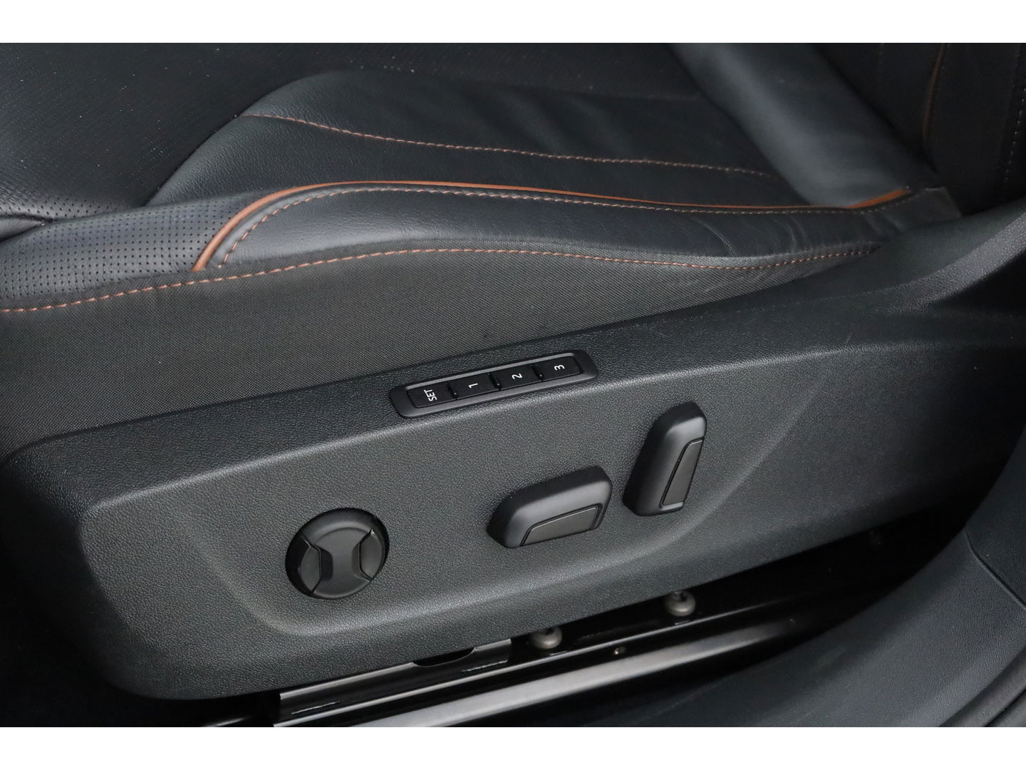 Škoda Enyaq iV 80 First Edition | Leder | Trekhaak | Adapt. Cruise | Camera | Memory seat | Navi | Keyless | CarPlay | Crystal light