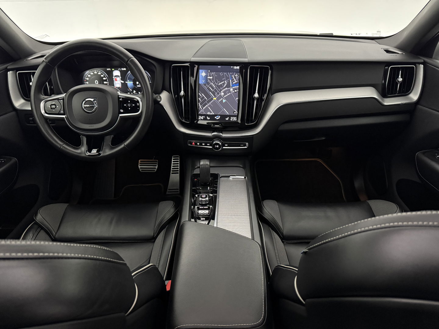 Volvo XC60 2.0 T8 Twin Engine AWD R-design | SOH 86% | Pano | Memory | Virtual | Sfeer | Camera | Adap. Cruise | Stoelverw. | Carplay