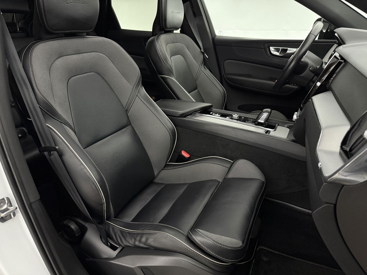 Volvo XC60 2.0 T8 Twin Engine AWD R-design | SOH 86% | Pano | Memory | Virtual | Sfeer | Camera | Adap. Cruise | Stoelverw. | Carplay