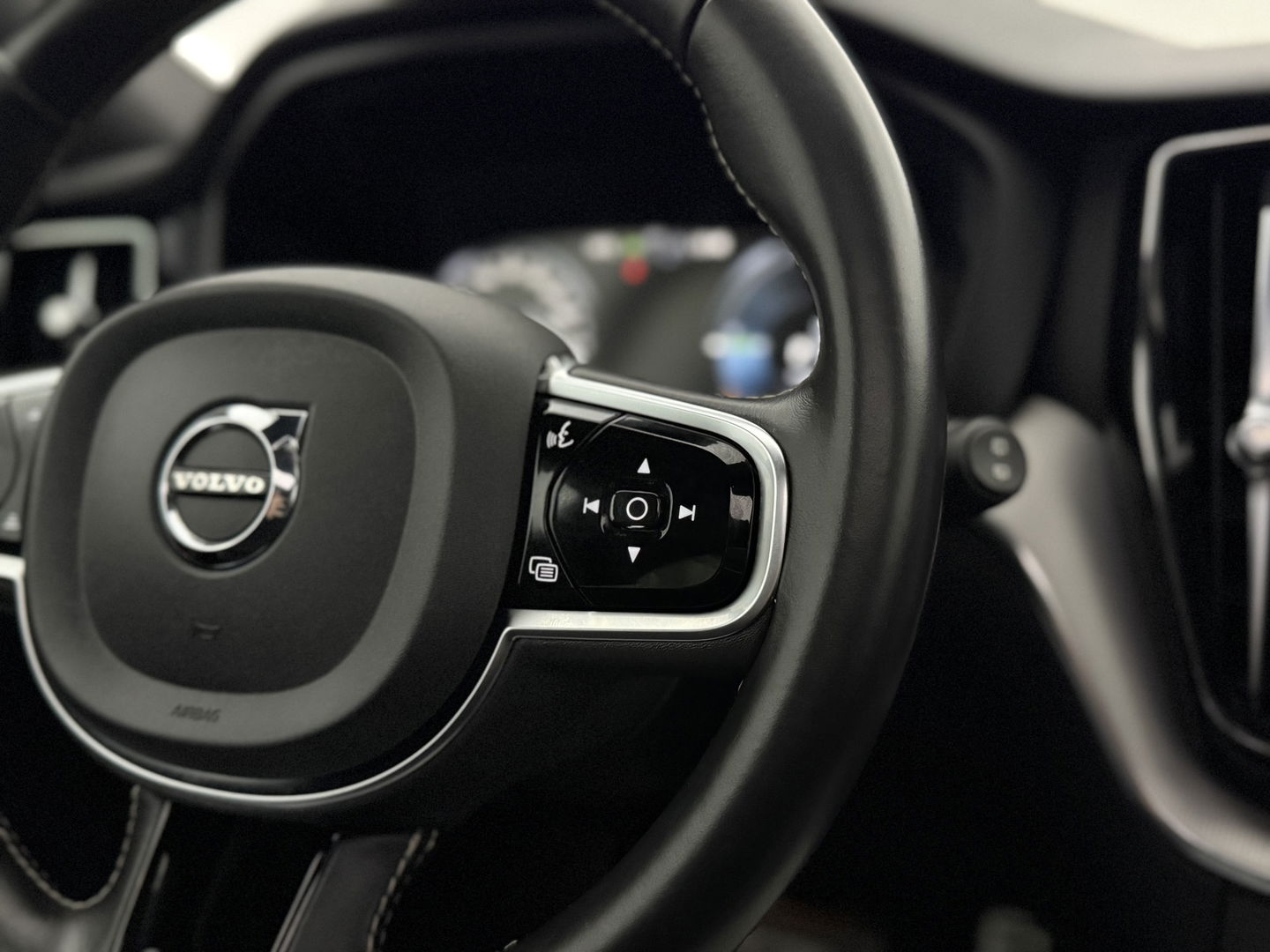 Volvo XC60 2.0 T8 Twin Engine AWD R-design | SOH 86% | Pano | Memory | Virtual | Sfeer | Camera | Adap. Cruise | Stoelverw. | Carplay