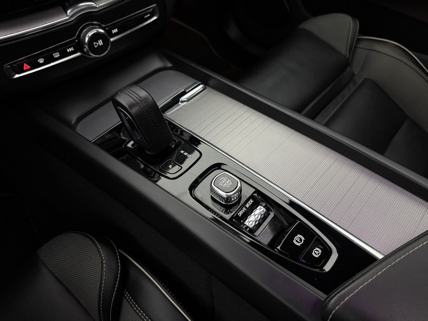 Volvo XC60 2.0 T8 Twin Engine AWD R-design | SOH 86% | Pano | Memory | Virtual | Sfeer | Camera | Adap. Cruise | Stoelverw. | Carplay