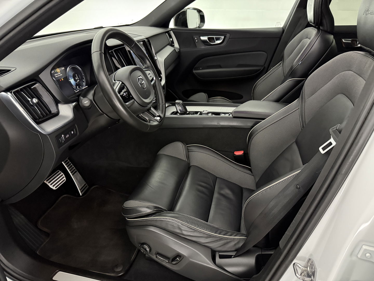 Volvo XC60 2.0 T8 Twin Engine AWD R-design | SOH 86% | Pano | Memory | Virtual | Sfeer | Camera | Adap. Cruise | Stoelverw. | Carplay