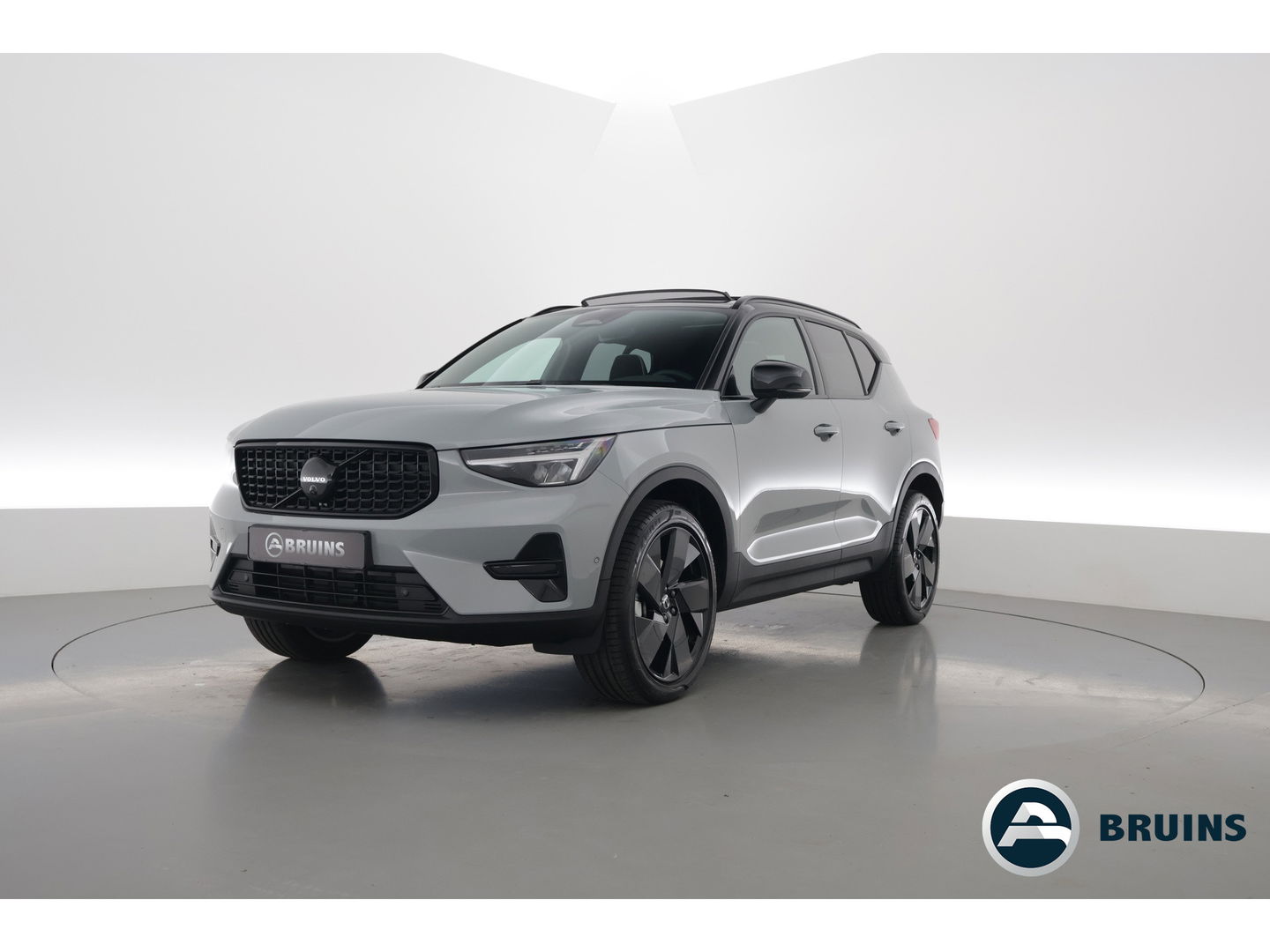 Volvo XC40 2.0 B3 Ultra Black Edition | MY26 | Pano-dak | H&K audio | ACC | 360 Cam | Mem stoelen |