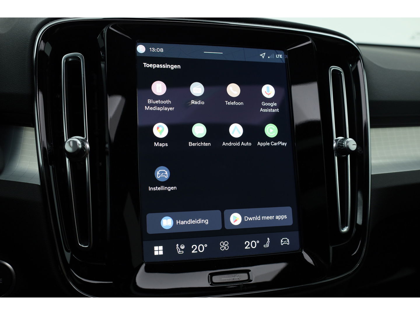 Volvo XC40 2.0 B3 Ultra Black Edition | MY26 | Pano-dak | H&K audio | ACC | 360 Cam | Mem stoelen |