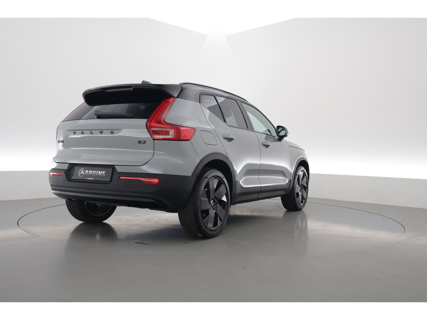 Volvo XC40 2.0 B3 Ultra Black Edition | MY26 | Pano-dak | H&K audio | ACC | 360 Cam | Mem stoelen |