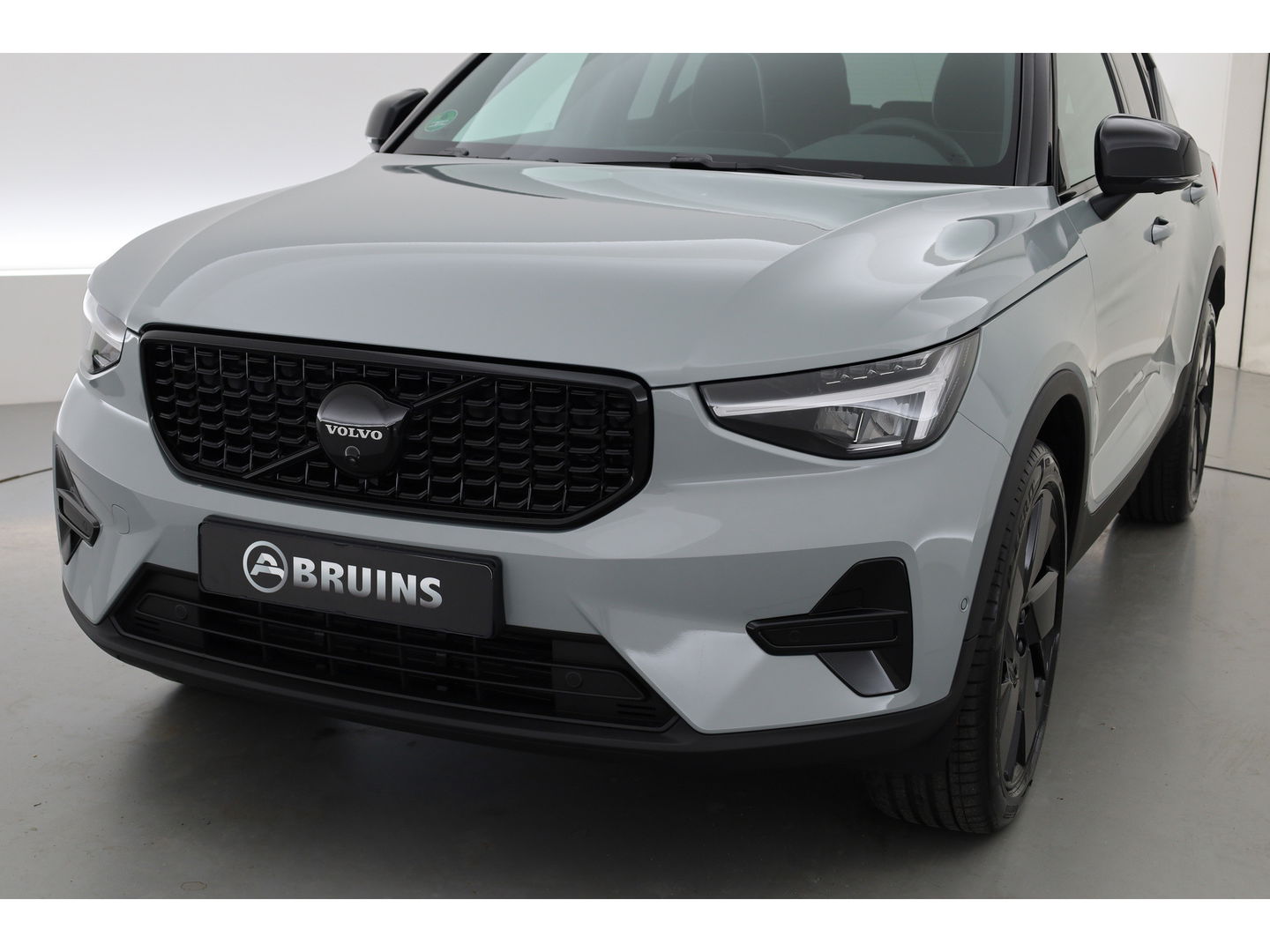 Volvo XC40 2.0 B3 Ultra Black Edition | MY26 | Pano-dak | H&K audio | ACC | 360 Cam | Mem stoelen |