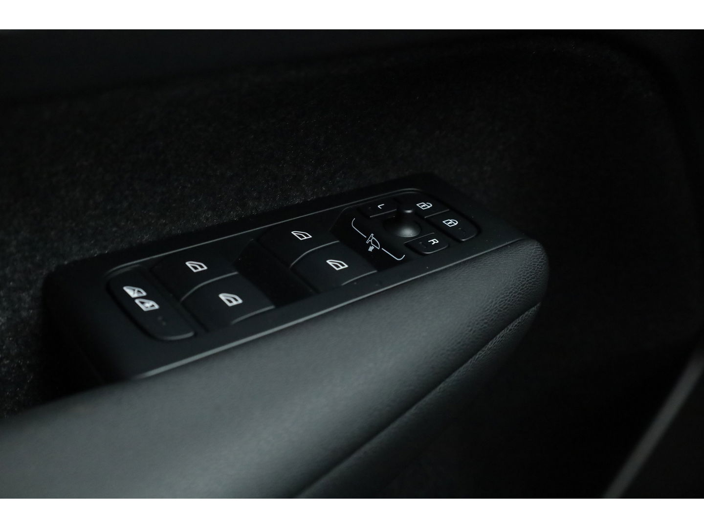 Volvo XC40 2.0 B3 Ultra Black Edition | MY26 | Pano-dak | H&K audio | ACC | 360 Cam | Mem stoelen |