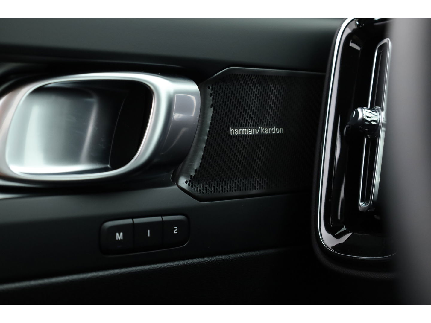 Volvo XC40 2.0 B3 Ultra Black Edition | MY26 | Pano-dak | H&K audio | ACC | 360 Cam | Mem stoelen |