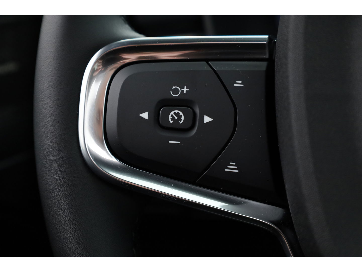 Volvo XC40 2.0 B3 Ultra Black Edition | MY26 | Pano-dak | H&K audio | ACC | 360 Cam | Mem stoelen |