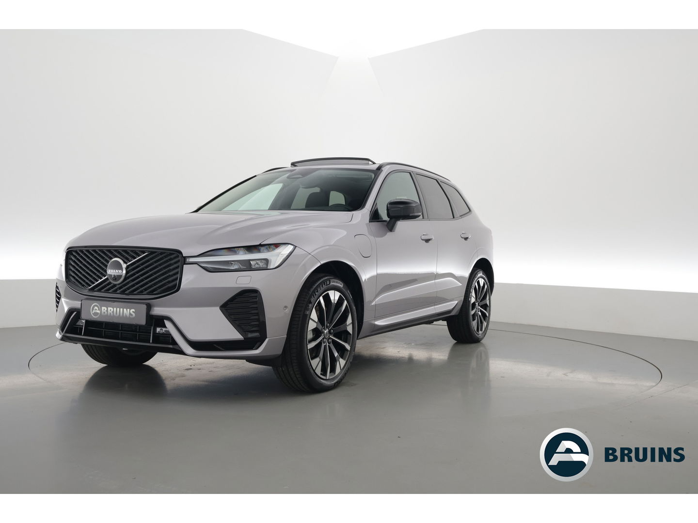 Volvo XC60 2.0 T6 Plug-in hybrid AWD Plus Dark | Facelift | Pano | 360 camera | Trekhaak | Head-up | 4-stoel & stuurverw |