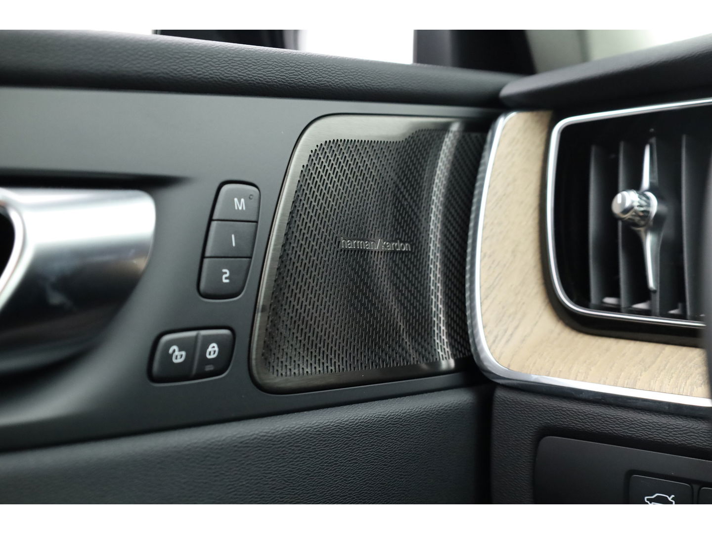 Volvo XC60 2.0 T6 Plug-in hybrid AWD Plus Dark | Facelift | Pano | 360 camera | Trekhaak | Head-up | 4-stoel & stuurverw |