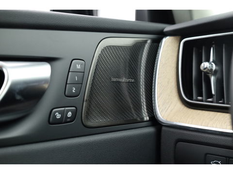 Volvo XC60 2.0 T6 Plug-in hybrid AWD Plus Dark | Facelift | Pano | 360 camera | Trekhaak | Head-up | 4-stoel & stuurverw |