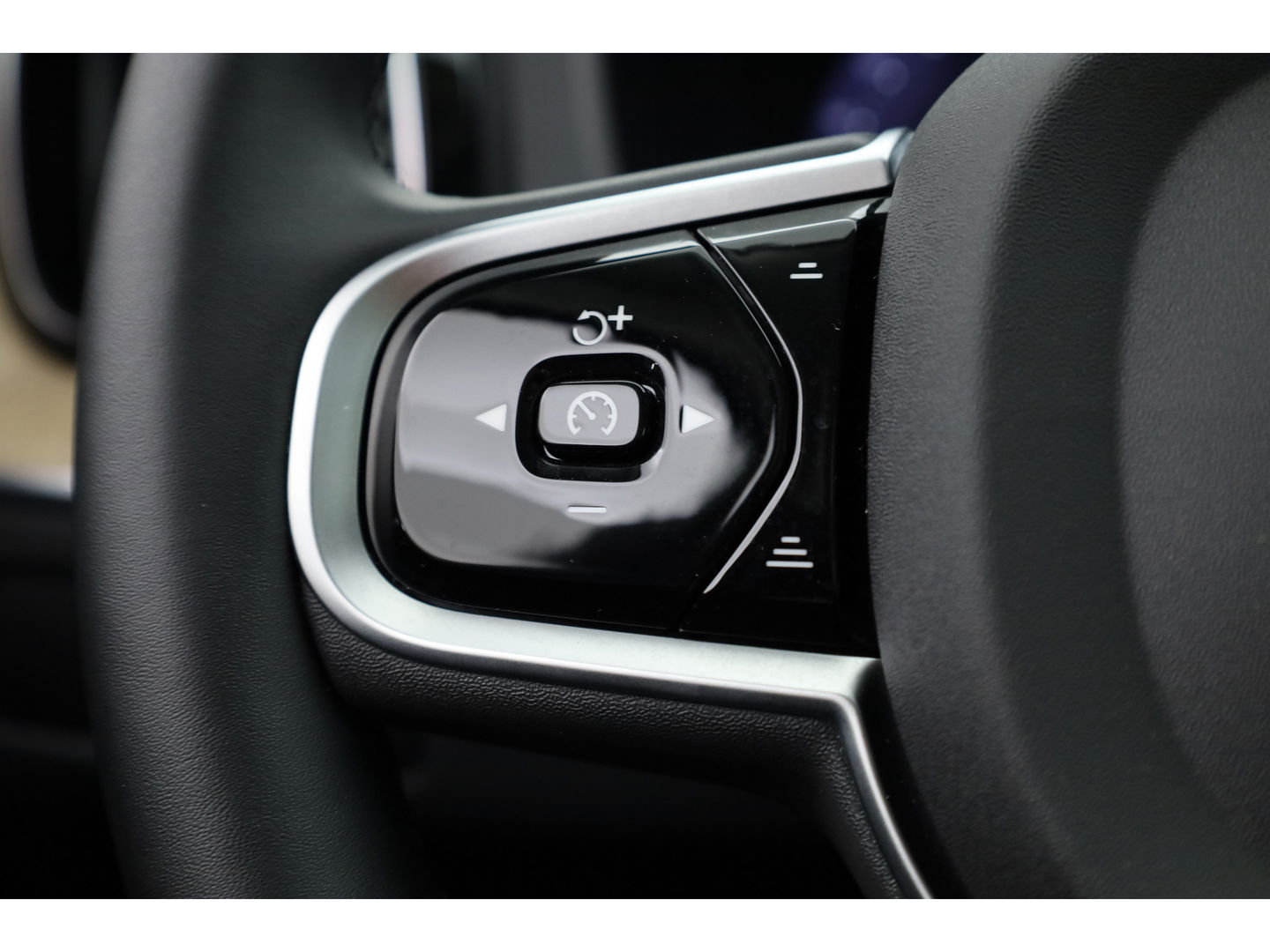 Volvo XC60 2.0 T6 Plug-in hybrid AWD Plus Dark | Facelift | Pano | 360 camera | Trekhaak | Head-up | 4-stoel & stuurverw |