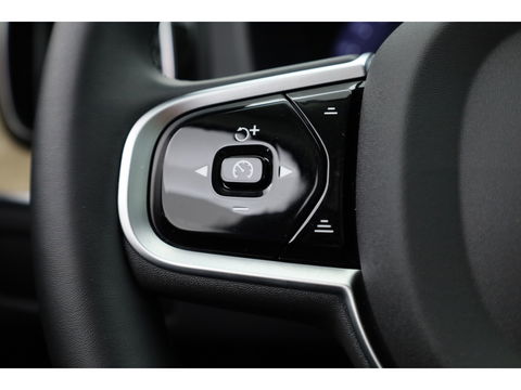 Volvo XC60 2.0 T6 Plug-in hybrid AWD Plus Dark | Facelift | Pano | 360 camera | Trekhaak | Head-up | 4-stoel & stuurverw |