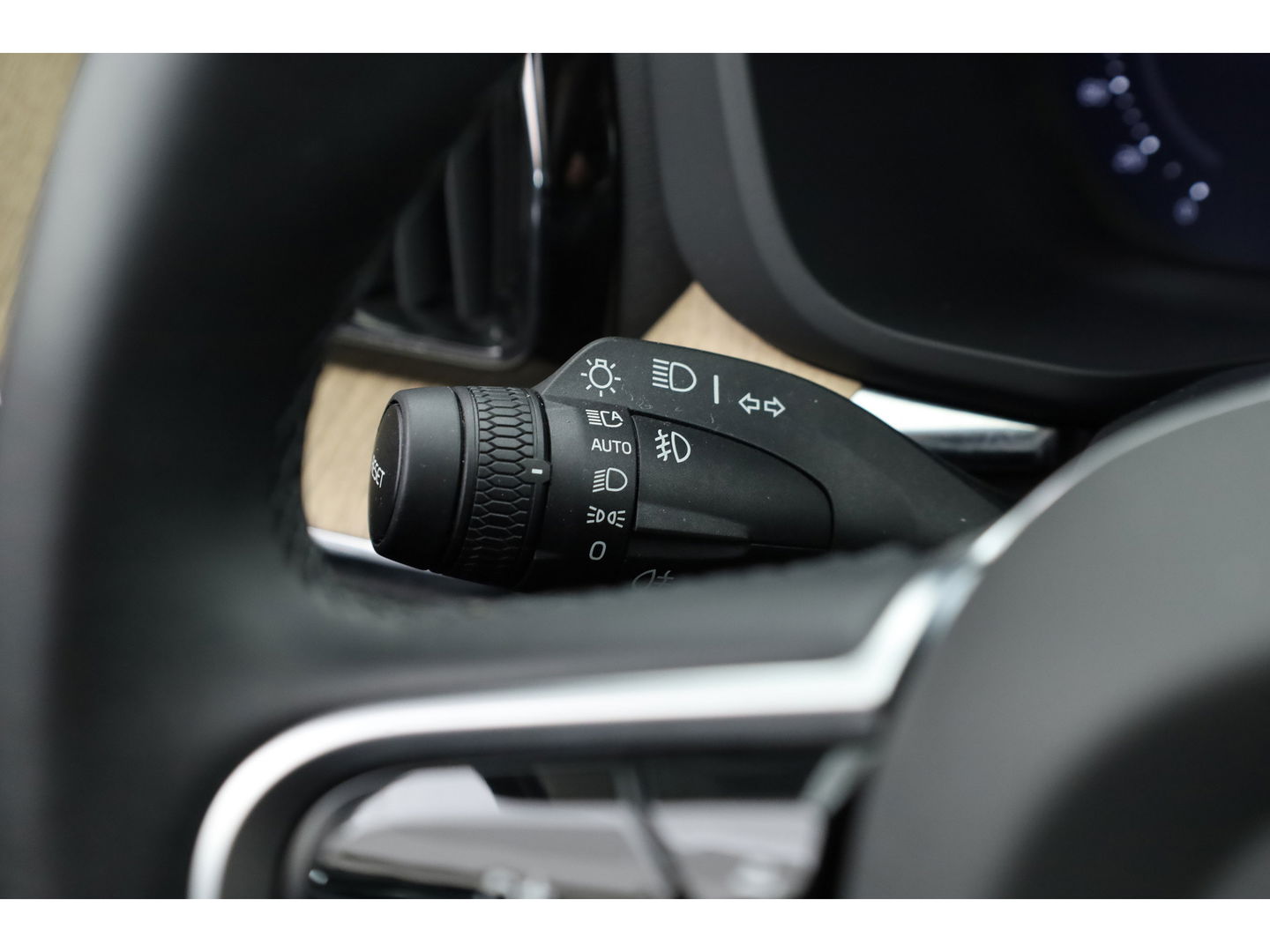 Volvo XC60 2.0 T6 Plug-in hybrid AWD Plus Dark | Facelift | Pano | 360 camera | Trekhaak | Head-up | 4-stoel & stuurverw |